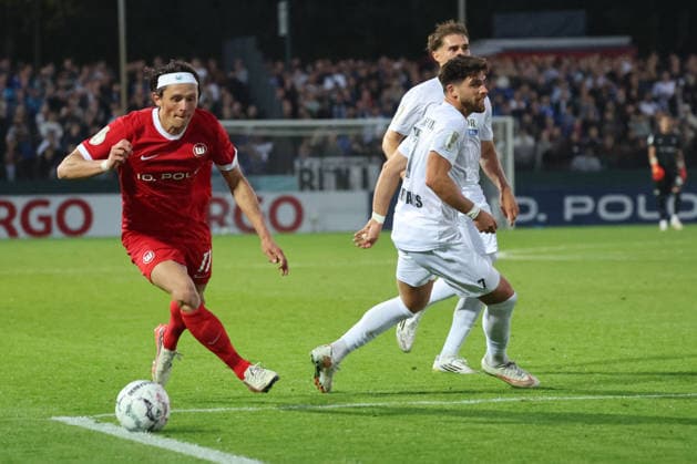 BERLIN, GERMANY - AUGUST 24: Fabian Reese (Wolfsburg, 11) controls the ball, during the DFB Cup DFB Pokal match (Round 1) between DFB-Pokal: VSG Altglienicke - VfL Wolfsburg at Stadion auf dem Wurfplatz (Amateurstadion im Olympiapark) on August 24, 2026 in Berlin, Germany. DFL REGULATIONS PROHIBIT ANY USE OF PHOTOGRAPHS AS IMAGE SEQUENCES AND OR QUASI-VIDEO. Berlin Germany Copyright: xO.Frankex