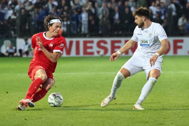 BERLIN, GERMANY - AUGUST 24: Fabian Reese (Wolfsburg, 11) in the duel for the ball with Nikos Zografakis (VSG Altglienicke, 7), during the DFB Cup DFB Pokal match (Round 1) between DFB-Pokal: VSG Altglienicke - VfL Wolfsburg at Stadion auf dem Wurfplatz (Amateurstadion im Olympiapark) on August 24, 2026 in Berlin, Germany. DFL REGULATIONS PROHIBIT ANY USE OF PHOTOGRAPHS AS IMAGE SEQUENCES AND OR QUASI-VIDEO. Berlin Germany Copyright: xO.Frankex