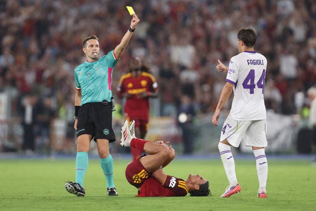 SOCCER - Serie A - AS Roma vs. ACF Fiorentina Photo by IPA ABACAPRESS.COM87772071 - Rome, Italy - August 24, 2026: Referee Matteo Marcenaro shows a red card to Nicolo Fagioli (central midfielder) of ACF Fiorentina during the 2026–2027 Italian Serie A–Enilive Championship soccer match between AS Roma and ACF Fiorentina at the Olympic Stadium in Rome. Rome Italy  Copyright: xIPAxSport ABACAx