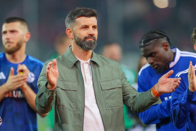 24.08.2026, xtgx, Fussball - DFB Pokal 1.Runde Hallescher FC - FC Schalke 04 emspor, v.l. Miron Muslic (Schalke, Trainer) Jubel ueber den Sieg, Jubel nach Spielende (DFL DFB REGULATIONS PROHIBIT ANY USE OF PHOTOGRAPHS as IMAGE SEQUENCES and or QUASI-VIDEO) Halle (Saale) *** August 24, 2026, xtgx, Soccer, DFB Cup, First Round, Hallescher FC vs. FC Schalke 04, emspor, from left: Miron Muslic (Schalke), coach celebrating the victory, Celebrations after the final whistle DFL DFB REGULATIONS PROHIBIT ANY USE OF PHOTOGRAPHS as IMAGE SEQUENCES and or QUASI-VIDEO Halle Saale