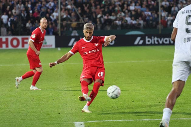 BERLIN, GERMANY - AUGUST 24: Muhammed Damar (Wolfsburg, 20), shoots at the goal, during the DFB Cup DFB Pokal match (Round 1) between DFB-Pokal: VSG Altglienicke - VfL Wolfsburg at Stadion auf dem Wurfplatz (Amateurstadion im Olympiapark) on August 24, 2026 in Berlin, Germany. DFL REGULATIONS PROHIBIT ANY USE OF PHOTOGRAPHS AS IMAGE SEQUENCES AND OR QUASI-VIDEO. Berlin Germany Copyright: xO.Frankex