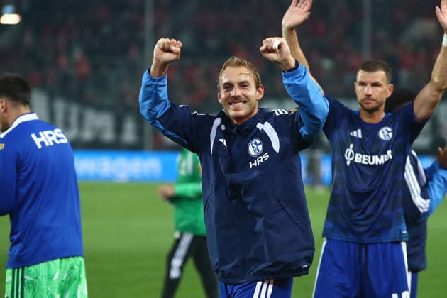 Halle - Schalke DFB Pokal Halle, 24.08.2026, Leuna-Chemie-Stadion, Fußball, Männer, Saison 2026 2027, DFB Pokal, 1. Runde , Hallescher FC - FC Schalke 04 2:5 (1:0) , Im Bild: Siegjubel Schalke, Timo Becker ( 5, Schalke) , *** Halle vs. Schalke, DFB Cup, Halle, August 24, 2026, Leuna Chemie Stadium, Soccer, Men, 2026–2027 Season, DFB Cup, 1st Round, Hallescher FC vs. FC Schalke 04 2–5 1–0, Pictured: Schalke celebrating the victory, Timo Becker 5, Schalke,