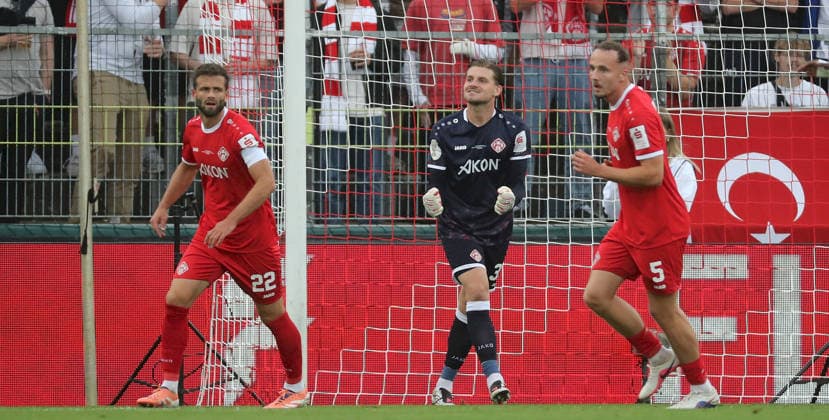 24.08.2026, xfsx, Herren, Fussball, Saison 2026 2027, DFB-Pokal, 1. Hauptrunde: FC Wuerzburger Kickers - 1. FC Koeln v.li.: Daniel Haegele (FC Wuerzburger Kickers), Marko Rajkovacic (FC Wuerzburger Kickers) jubelt, Leo Eberle (FC Wuerzburger Kickers) Wuerzburg AKON ARENA Bayern Deutschland *** August 24, 2026, xfsx, Men s, Soccer, 2026–2027 Season, DFB Cup, 1st Round: FC Würzburger Kickers 1 FC Köln; from left: Daniel Haegele (FC Würzburger Kickers), Marko Rajkovacic (FC Würzburger Kickers) celebrating, Leo Eberle (FC Würzburger Kickers); Wuerzburg, AKON ARENA, Bavaria, Germany