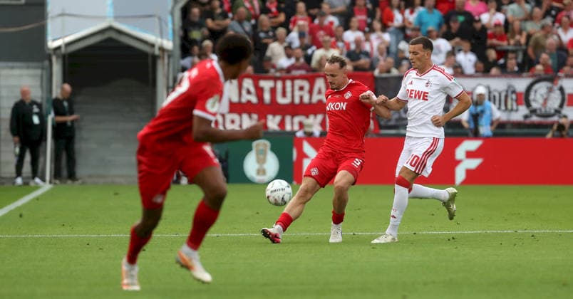24.08.2026, xfsx, Herren, Fussball, Saison 2026 2027, DFB-Pokal, 1. Hauptrunde: FC Wuerzburger Kickers - 1. FC Koeln v.li.: Liam Omore (FC Wuerzburger Kickers), Leo Eberle (FC Wuerzburger Kickers), Said El Mala (1. FC Koeln) Wuerzburg AKON ARENA Bayern Deutschland *** August 24, 2026, xfsx, Men s, Soccer, 2026–2027 Season, DFB Cup, 1st Round: FC Würzburger Kickers vs. 1. FC Köln; Liam Omore (FC Würzburger Kickers), Leo Eberle (FC Würzburger Kickers), Said El Mala (1. FC Köln); Wuerzburg, AKON ARENA, Bavaria, Germany