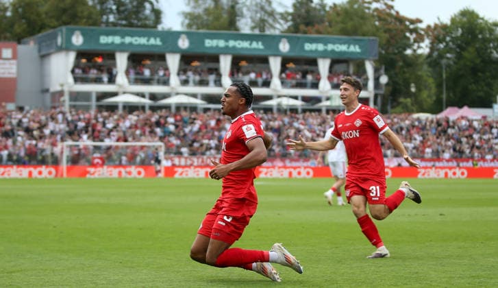 24.08.2026, xfsx, Herren, Fussball, Saison 2026 2027, DFB-Pokal, 1. Hauptrunde: FC Wuerzburger Kickers - 1. FC Koeln v.li.: David Abrangao (FC Wuerzburger Kickers), Tim Kraus (FC Wuerzburger Kickers) mit Torjubel, celebrate the goal, goal celebration, Jubel ueber das Tor zum 1:0 Wuerzburg AKON ARENA Bayern Deutschland *** August 24, 2026, xfsx, Men s, Soccer, 2026–2027 Season, DFB Cup, 1st Round: FC Würzburger Kickers 1–0 FC Köln; David Abrangao (FC Würzburger Kickers), Tim Kraus of FC Würzburger Kickers celebrating the goal, goal celebration, celebrating the 1–0 goal for Würzburg at AKON ARENA, Bavaria, Germany