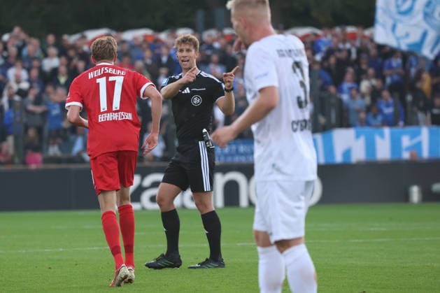 BERLIN, GERMANY - AUGUST 24: Referee Schiedsrichter Jarno Wienefeld gives instructions, reacts to Alexander Bernhardsson (VfL Wolfsburg, 17), during the DFB Cup DFB Pokal match (Round 1) between DFB-Pokal: VSG Altglienicke - VfL Wolfsburg at Stadion auf dem Wurfplatz (Amateurstadion im Olympiapark) on August 24, 2026 in Berlin, Germany. DFL REGULATIONS PROHIBIT ANY USE OF PHOTOGRAPHS AS IMAGE SEQUENCES AND OR QUASI-VIDEO. Berlin Germany Copyright: xO.Frankex