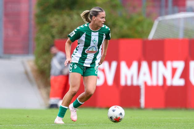 Juliane Wirtz (SV Werder Bremen, 28) am Ball, Freisteller, Einzelbild, Ganzkörper, Aktion, Action, Spielszene, DIE DFB-RICHTLINIEN UNTERSAGEN JEGLICHE NUTZUNG VON FOTOS ALS SEQUENZBILDER UND ODER VIDEOÄHNLICHE FOTOSTRECKEN. DFB REGULATIONS PROHIBIT ANY USE OF PHOTOGRAPHS AS IMAGE SEQUENCES AND OR QUASI-VIDEO., 24.08.2026, Mainz (Deutschland), Fussball, Google Pixel Frauen-Bundesliga, 1. FSV Mainz 05 - SV Werder Bremen *** Juliane Wirtz, SV Werder Bremen, 28 with the ball, cutout, single image, full body, action, game scene, DFB REGULATIONS PROHIBIT ANY USE OF PHOTOGRAPHS AS SEQUENCE IMAGES AND OR VIDEO-LIKE PHOTO SERIES DFB REGULATIONS PROHIBIT ANY USE OF PHOTOGRAPHS AS IMAGE SEQUENCES AND OR QUASI-VIDEO, August 24, 2026, Mainz, Germany, Soccer, Google Pixel Women’s Bundesliga, 1 FSV Mainz 05 vs. SV Werder Bremen xobx
