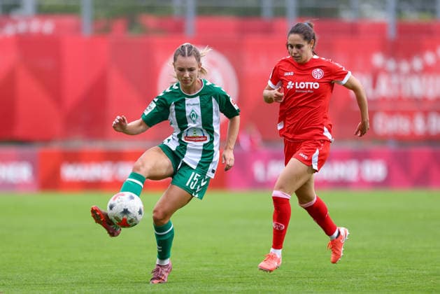v.li.: Michelle Weiß (SV Werder Bremen, 15) und Vital Kats (1. FSV Mainz 05, 30) im Zweikampf, Duell, Dynamik, Aktion, Action, Spielszene, DIE DFB-RICHTLINIEN UNTERSAGEN JEGLICHE NUTZUNG VON FOTOS ALS SEQUENZBILDER UND ODER VIDEOÄHNLICHE FOTOSTRECKEN. DFB REGULATIONS PROHIBIT ANY USE OF PHOTOGRAPHS AS IMAGE SEQUENCES AND OR QUASI-VIDEO., 24.08.2026, Mainz (Deutschland), Fussball, Google Pixel Frauen-Bundesliga, 1. FSV Mainz 05 - SV Werder Bremen *** From left: Michelle Weiß (SV Werder Bremen), 15, and Vital Kats (1 FSV Mainz 05), 30, in a one-on-one, duel, dynamic moment, action, game scene, DFB REGULATIONS PROHIBIT ANY USE OF PHOTOGRAPHS AS SEQUENCE IMAGES AND OR VIDEO-LIKE PHOTO SERIES DFB REGULATIONS PROHIBIT ANY USE OF PHOTOGRAPHS AS IMAGE SEQUENCES AND OR QUASI-VIDEO, August 24, 2026, Mainz, Germany, soccer, Google Pixel Women’s Bundesliga, 1. FSV Mainz 05 vs. SV Werder Bremen xobx