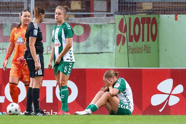 Sarah Gutmann (SV Werder Bremen, 27) sitzt am Boden und hält sich die Hände vor das Gesicht, sitzt verletzt am Boden, Verletzung, Schmerzen, schmerzverzerrtes Gesicht, DIE DFB-RICHTLINIEN UNTERSAGEN JEGLICHE NUTZUNG VON FOTOS ALS SEQUENZBILDER UND ODER VIDEOÄHNLICHE FOTOSTRECKEN. DFB REGULATIONS PROHIBIT ANY USE OF PHOTOGRAPHS AS IMAGE SEQUENCES AND OR QUASI-VIDEO., 24.08.2026, Mainz (Deutschland), Fussball, Google Pixel Frauen-Bundesliga, 1. FSV Mainz 05 - SV Werder Bremen *** Sarah Gutmann of SV Werder Bremen, 27, is sitting on the ground with her hands covering her face; she is injured and sitting on the ground; injury; pain; a face contorted with pain; DFB REGULATIONS PROHIBIT ANY USE OF PHOTOGRAPHS AS SEQUENCE IMAGES AND OR VIDEO-LIKE PHOTO SERIES DFB REGULATIONS PROHIBIT ANY USE OF PHOTOGRAPHS AS IMAGE SEQUAND OR QUASI-VIDEO, August 24, 2026, Mainz, Germany, soccer, Google Pixel Women’s Bundesliga, 1. FSV Mainz 05 vs. SV Werder Bremen xobx