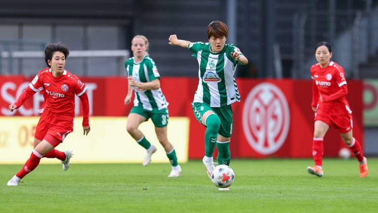 v.li.: Yurina Imai (1. FSV Mainz 05, 14) und Mei Shimada (SV Werder Bremen, 8) im Zweikampf, Duell, Dynamik, Aktion, Action, Spielszene, DIE DFB-RICHTLINIEN UNTERSAGEN JEGLICHE NUTZUNG VON FOTOS ALS SEQUENZBILDER UND ODER VIDEOÄHNLICHE FOTOSTRECKEN. DFB REGULATIONS PROHIBIT ANY USE OF PHOTOGRAPHS AS IMAGE SEQUENCES AND OR QUASI-VIDEO., 24.08.2026, Mainz (Deutschland), Fussball, Google Pixel Frauen-Bundesliga, 1. FSV Mainz 05 - SV Werder Bremen *** v li Yurina Imai of FSV Mainz 05, 14, and Mei Shimada of SV Werder Bremen, 8, in a one-on-one battle, duel, dynamic moment, action, game scene, DFB REGULATIONS PROHIBIT ANY USE OF PHOTOGRAPHS AS SEQUENCE IMAGES AND OR VIDEO-LIKE PHOTO SERIES DFB REGULATIONS PROHIBIT ANY USE OF PHOTOGRAPHS AS IMAGE SEQU, August 24, 2026, Mainz, Germany, soccer, Google Pixel Women’s Bundesliga, 1 FSV Mainz 05 vs. SV Werder Bremen xobx