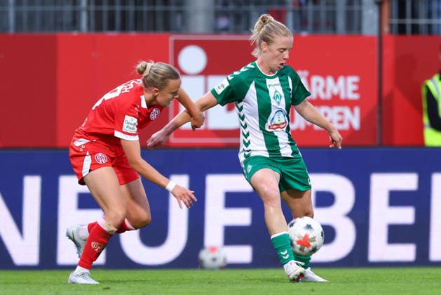 v.li.: Paula Flach (1. FSV Mainz 05, 18) und Elena Dhont (SV Werder Bremen, 31) im Zweikampf, Duell, Dynamik, Aktion, Action, Spielszene, DIE DFB-RICHTLINIEN UNTERSAGEN JEGLICHE NUTZUNG VON FOTOS ALS SEQUENZBILDER UND ODER VIDEOÄHNLICHE FOTOSTRECKEN. DFB REGULATIONS PROHIBIT ANY USE OF PHOTOGRAPHS AS IMAGE SEQUENCES AND OR QUASI-VIDEO., 24.08.2026, Mainz (Deutschland), Fussball, Google Pixel Frauen-Bundesliga, 1. FSV Mainz 05 - SV Werder Bremen *** From left: Paula Flach (1, FSV Mainz 05) and Elena Dhont (31, SV Werder Bremen) in a one-on-one, duel, dynamic moment, action, game scene, DFB REGULATIONS PROHIBIT ANY USE OF PHOTOGRAPHS AS SEQUENCE IMAGES AND OR VIDEO-LIKE PHOTO SERIES DFB REGULATIONS PROHIBIT ANY USE OF PHOTOGRAPHS AS SEQUENCEENCES AND OR QUASI-VIDEO, August 24, 2026, Mainz, Germany, soccer, Google Pixel Women’s Bundesliga, 1 FSV Mainz 05 vs. SV Werder Bremen xobx
