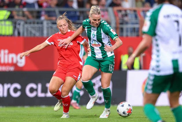 v.li.: Lara Martin (1. FSV Mainz 05, 26) und Lina Hausicke (SV Werder Bremen, 18) im Zweikampf, Duell, Dynamik, Aktion, Action, Spielszene, DIE DFB-RICHTLINIEN UNTERSAGEN JEGLICHE NUTZUNG VON FOTOS ALS SEQUENZBILDER UND ODER VIDEOÄHNLICHE FOTOSTRECKEN. DFB REGULATIONS PROHIBIT ANY USE OF PHOTOGRAPHS AS IMAGE SEQUENCES AND OR QUASI-VIDEO., 24.08.2026, Mainz (Deutschland), Fussball, Google Pixel Frauen-Bundesliga, 1. FSV Mainz 05 - SV Werder Bremen *** From left: Lara Martin (1, FSV Mainz 05), 26, and Lina Hausicke (SV Werder Bremen), 18, in a one-on-one battle, duel, dynamic moment, action, game scene, DFB REGULATIONS PROHIBIT ANY USE OF PHOTOGRAPHS AS SEQUENCE IMAGES AND OR VIDEO-LIKE PHOTO SERIES DFB REGULATIONS PROHIBIT ANY USE OF PHOTOGRAPHS AS IMAGE SEQUENCES AND OR QUASI-VIDEO, August 24, 2026, Mainz, Germany, Soccer, Google Pixel Women’s Bundesliga, 1 FSV Mainz 05 vs. SV Werder Bremen xobx