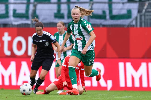 Isabella Jaron (SV Werder Bremen, 11) am Ball, Einzelbild, Ganzkörper, Aktion, Action, Spielszene, DIE DFB-RICHTLINIEN UNTERSAGEN JEGLICHE NUTZUNG VON FOTOS ALS SEQUENZBILDER UND ODER VIDEOÄHNLICHE FOTOSTRECKEN. DFB REGULATIONS PROHIBIT ANY USE OF PHOTOGRAPHS AS IMAGE SEQUENCES AND OR QUASI-VIDEO., 24.08.2026, Mainz (Deutschland), Fussball, Google Pixel Frauen-Bundesliga, 1. FSV Mainz 05 - SV Werder Bremen *** Isabella Jaron, SV Werder Bremen, No. 11 with the ball, single frame, full-body shot, in action, game scene, DFB REGULATIONS PROHIBIT ANY USE OF PHOTOGRAPHS AS SEQUENCE IMAGES AND OR VIDEO-LIKE PHOTO SERIES DFB REGULATIONS PROHIBIT ANY USE OF PHOTOGRAPHS AS IMAGE SEQU, August 24, 2026, Mainz, Germany, Soccer, Google Pixel Women’s Bundesliga, 1 FSV Mainz 05 vs. SV Werder Bremen xobx