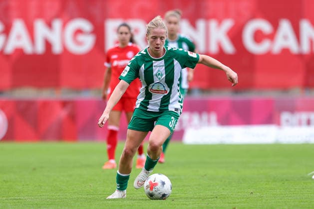 Elena Dhont (SV Werder Bremen, 31) am Ball, Einzelbild, Ganzkörper, Aktion, Action, Spielszene, DIE DFB-RICHTLINIEN UNTERSAGEN JEGLICHE NUTZUNG VON FOTOS ALS SEQUENZBILDER UND ODER VIDEOÄHNLICHE FOTOSTRECKEN. DFB REGULATIONS PROHIBIT ANY USE OF PHOTOGRAPHS AS IMAGE SEQUENCES AND OR QUASI-VIDEO., 24.08.2026, Mainz (Deutschland), Fussball, Google Pixel Frauen-Bundesliga, 1. FSV Mainz 05 - SV Werder Bremen *** Elena Dhont, SV Werder Bremen, 31, with the ball, single frame, full-body, action, game scene, DFB REGULATIONS PROHIBIT ANY USE OF PHOTOGRAPHS AS SEQUENCE IMAGES AND OR VIDEO-LIKE PHOTO SERIES DFB REGULATIONS PROHIBIT ANY USE OF PHOTOGRAPHS AS IMAGE SEQUENCES AND OR QUASI-VIDEO, August 24, 2026, Mainz, Germany, Soccer, Google Pixel Women’s Bundesliga, 1 FSV Mainz 05 vs. SV Werder Bremen xobx