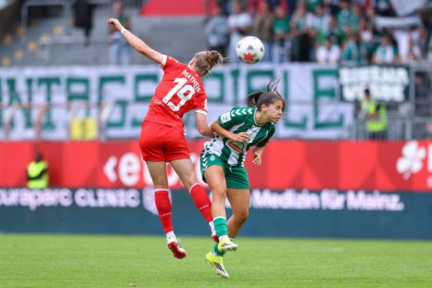 v.li.: Saskia Matheis (1. FSV Mainz 05, 19) und Luna Vanzeir (SV Werder Bremen, 13) im Kopfballduell, Kopfball, Zweikampf, Action, Aktion, Spielszene, DIE DFB-RICHTLINIEN UNTERSAGEN JEGLICHE NUTZUNG VON FOTOS ALS SEQUENZBILDER UND ODER VIDEOÄHNLICHE FOTOSTRECKEN. DFB REGULATIONS PROHIBIT ANY USE OF PHOTOGRAPHS AS IMAGE SEQUENCES AND OR QUASI-VIDEO., 24.08.2026, Mainz (Deutschland), Fussball, Google Pixel Frauen-Bundesliga, 1. FSV Mainz 05 - SV Werder Bremen *** From left: Saskia Matheis (1, FSV Mainz 05), 19, and Luna Vanzeir (13, SV Werder Bremen) in a header duel; header; tackle; action; game scene; DFB REGULATIONS PROHIBIT ANY USE OF PHOTOGRAPHS AS IMAGE SEQUENCES AND OR VIDEO-LIKE PHOTO SERIES DFB REGULATIONS PROHIBIT ANY USE OF PHOTOGRAPHS AS IMAGE SEQUENCES AND OR QUASI-VIDEO, August 24, 2026, Mainz, Germany, soccer, Google Pixel Women’s Bundesliga, 1 FSV Mainz 05 vs. SV Werder Bremen xobx