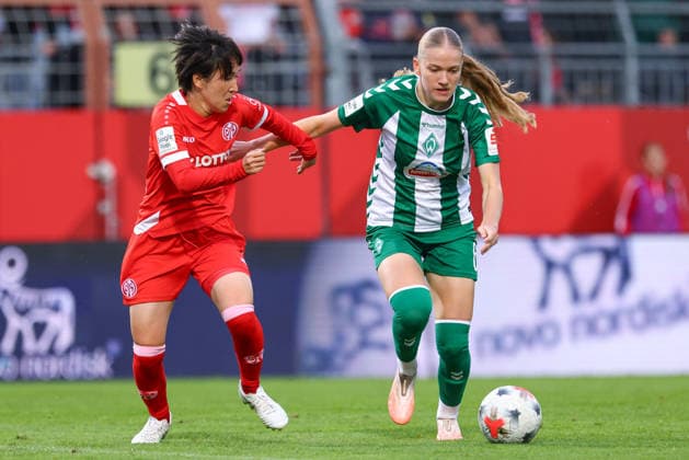 v.li.: Yurina Imai (1. FSV Mainz 05, 14) und Marie Gmeineder (SV Werder Bremen, 6) im Zweikampf, Duell, Dynamik, Aktion, Action, Spielszene, DIE DFB-RICHTLINIEN UNTERSAGEN JEGLICHE NUTZUNG VON FOTOS ALS SEQUENZBILDER UND ODER VIDEOÄHNLICHE FOTOSTRECKEN. DFB REGULATIONS PROHIBIT ANY USE OF PHOTOGRAPHS AS IMAGE SEQUENCES AND OR QUASI-VIDEO., 24.08.2026, Mainz (Deutschland), Fussball, Google Pixel Frauen-Bundesliga, 1. FSV Mainz 05 - SV Werder Bremen *** v li Yurina Imai (1) FSV Mainz 05, 14, and Marie Gmeineder (6) SV Werder Bremen in a one-on-one, duel, dynamic moment, action, game scene, DFB REGULATIONS PROHIBIT ANY USE OF PHOTOGRAPHS AS SEQUENCE IMAGES AND OR VIDEO-LIKE PHOTO SERIES DFB REGULATIONS PROHIBIT ANY USE OF PHOTOGRAPHS AS IMAGE SEQUENCES AND OR QUASI-VIDEO, August 24, 2026, Mainz, Germany, Soccer, Google Pixel Women’s Bundesliga, 1 FSV Mainz 05 vs. SV Werder Bremen xobx