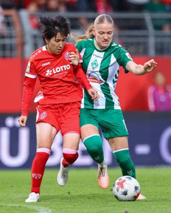 v.li.: Yurina Imai (1. FSV Mainz 05, 14) und Marie Gmeineder (SV Werder Bremen, 6) im Zweikampf, Duell, Dynamik, Aktion, Action, Spielszene, DIE DFB-RICHTLINIEN UNTERSAGEN JEGLICHE NUTZUNG VON FOTOS ALS SEQUENZBILDER UND ODER VIDEOÄHNLICHE FOTOSTRECKEN. DFB REGULATIONS PROHIBIT ANY USE OF PHOTOGRAPHS AS IMAGE SEQUENCES AND OR QUASI-VIDEO., 24.08.2026, Mainz (Deutschland), Fussball, Google Pixel Frauen-Bundesliga, 1. FSV Mainz 05 - SV Werder Bremen *** v li Yurina Imai (1) FSV Mainz 05, 14, and Marie Gmeineder (6) SV Werder Bremen in a one-on-one, duel, dynamic moment, action, game scene, DFB REGULATIONS PROHIBIT ANY USE OF PHOTOGRAPHS AS SEQUENCE IMAGES AND OR VIDEO-LIKE PHOTO SERIES DFB REGULATIONS PROHIBIT ANY USE OF PHOTOGRAPHS AS IMAGE SEQUENCES AND OR QUASI-VIDEO, August 24, 2026, Mainz, Germany, Soccer, Google Pixel Women’s Bundesliga, 1 FSV Mainz 05 vs. SV Werder Bremen xobx