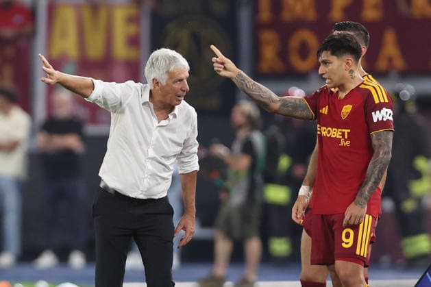 SOCCER - Serie A - AS Roma vs. ACF Fiorentina Photo by IPA ABACAPRESS.COM87773553 - Rome, Italy - August 24, 2026: Gian Piero Gasperini (Head Coach) of AS Roma and Santiago Castro (Center Forward) of AS Roma are seen in action during the 2026–2027 Italian Serie A – Enilive Championship soccer match between AS Roma and ACF Fiorentina at the Olympic Stadium in Rome. Rome Italy  Copyright: xIPAxSport ABACAx