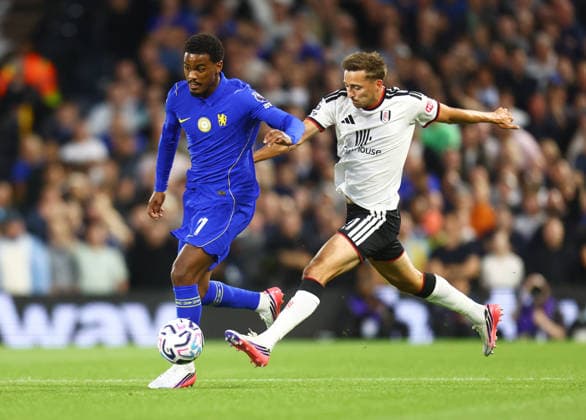 Fulham v Chelsea, English Premier League, Craven Cottage, London, 24 08 2026 Jorrel Hato (21) of Chelsea holds off Timothy Castagne (21) of Fulham during the Premier League game at Craven Cottage London Craven Cottage London GBR, UK NEWSPAPERS OUT Copyright: xMarkxGreenwoodx