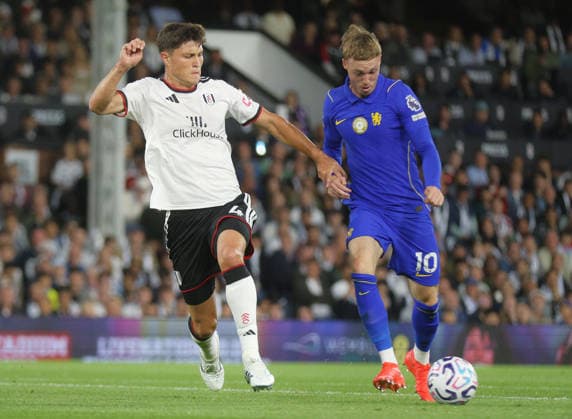 Fulham v Chelsea, English Premier League, Craven Cottage, London, 24 08 2026 Cole Palmer (10) of Chelsea is pressured by Jorge Cuenca (4) of Fulham during the Premier League game at Craven Cottage London Craven Cottage London GBR, UK NEWSPAPERS OUT Copyright: xMarkxGreenwoodx