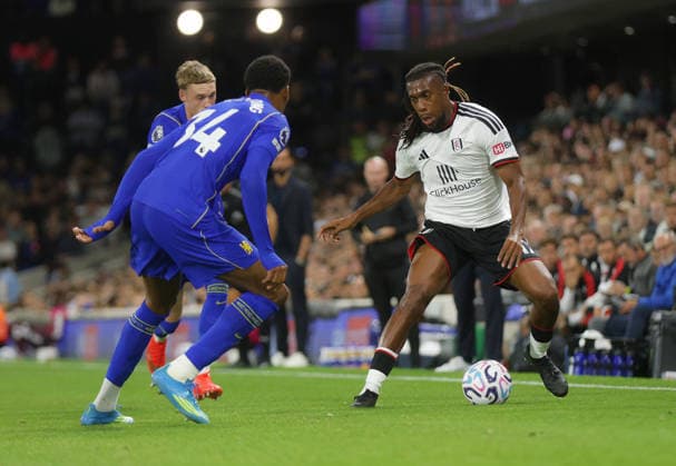 Fulham v Chelsea, English Premier League, Craven Cottage, London, 24 08 2026 Alex Iwobi (17) of Fulham takes on Josh Acheampong (34) of Chelsea during the Premier League game at Craven Cottage London Craven Cottage London GBR, UK NEWSPAPERS OUT Copyright: xMarkxGreenwoodx