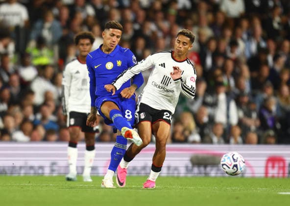 Fulham v Chelsea, English Premier League, Craven Cottage, London, 24 08 2026 Enzo Fernandez (8) of Chelsea is pressured by Josh King (24) of Fulham during the Premier League game at Craven Cottage London Craven Cottage London GBR, UK NEWSPAPERS OUT Copyright: xMarkxGreenwoodx