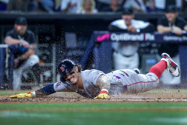 MLB, Baseball Herren, USA - Miami Marlins vs. Boston Red Sox Boston Red Sox left fielder Jarren Duran dives into home plate scoring a run during the Major League Baseball (MLB) game between the Miami Marlins and the Boston Red Sox in Miami, Florida, USA, 24 August 2026. MIAMI FLORIDA United States  Copyright: xCRISTOBALxHERRERA-ULASHKEVICHx