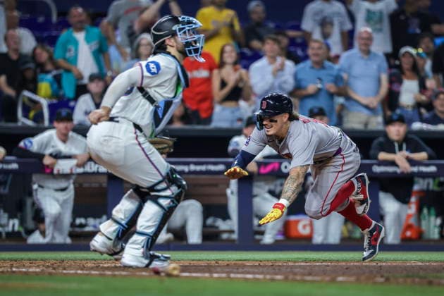 MLB, Baseball Herren, USA - Miami Marlins vs. Boston Red Sox Boston Red Sox left fielder Jarren Duran (R) dives into home plate scoring a run during the Major League Baseball (MLB) game between the Miami Marlins and the Boston Red Sox in Miami, Florida, USA, 24 August 2026. MIAMI FLORIDA United States  Copyright: xCRISTOBALxHERRERA-ULASHKEVICHx