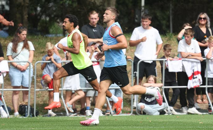 Stuttgart , Fußball Training VfB Stuttgart , von links: Tiago Tomas Ermedin Demirovic *** Stuttgart, VfB Stuttgart soccer practice, from left: Tiago, Tomas, Ermedin, Demirovic