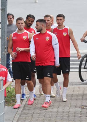 Stuttgart , Fußball Training VfB Stuttgart , von links: Ermedin Demirovic Deniz Undav Bilal El Khannouss *** Stuttgart, VfB Stuttgart soccer practice, from left: Ermedin Demirovic, Deniz Undav, Bilal El Khannouss
