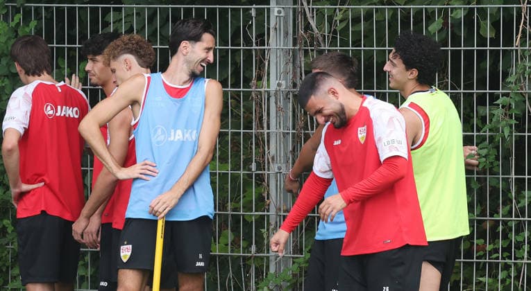 Stuttgart , Fußball Training VfB Stuttgart , von links: Atakan Karazor Deniz Undav *** Stuttgart, VfB Stuttgart soccer practice, from left: Atakan Karazor, Deniz Undav
