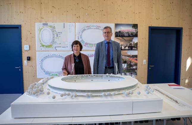 Fußball Saison 2026 2027, Presserundgang im Friedrich-Ludwig-Jahn-Sportpark, der zu einem inklusiven Sportpark ausgebaut wird, im Bild: v. l. Franziska Becker (Staatssekretärin für Sport), Christian Gaebler (Senator für Stadtentwicklung, Bauen und Wohnen) mit Model des neuen Stadions, 24.08. 2026, *** Soccer, 2026–2027 Season, Press tour at the Friedrich Ludwig Jahn Sports Park, which is being expanded into an inclusive sports park; pictured from left: Franziska Becker, State Secretary for Sports, and Christian Gaebler, Senator for Urban Development, Construction, and Housing, with a model of the new stadium, August 24, 2026, Copyright: xMatthiasxKochx
