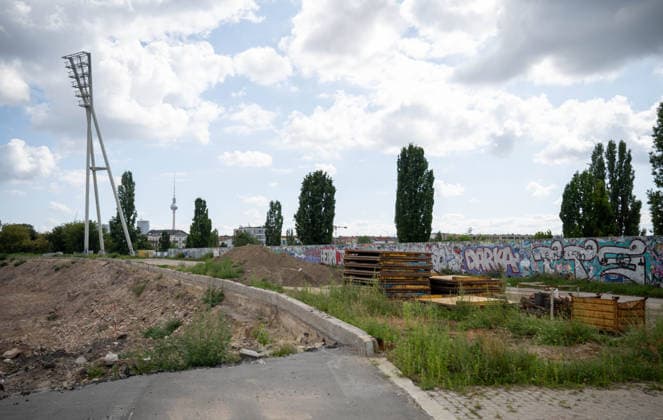 Fußball Saison 2026 2027, Presserundgang im Friedrich-Ludwig-Jahn-Sportpark, der zu einem inklusiven Sportpark ausgebaut wird, im Bild: Flutlicht und Reste der Berliner Mauer, 24.08. 2026, *** Soccer, 2026–2027 Season, press tour of the Friedrich Ludwig Jahn Sportpark, which is being expanded into an inclusive sports complex; pictured: floodlights and remnants of the Berlin Wall, August 24, 2026, Copyright: xMatthiasxKochx