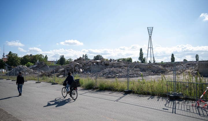 Fußball Saison 2026 2027, Presserundgang im Friedrich-Ludwig-Jahn-Sportpark, der zu einem inklusiven Sportpark ausgebaut wird, im Bild: Baustelle mit Fernsehturm und Flutlicht, 24.08. 2026, *** Soccer, 2026–2027 Season, press tour at the Friedrich Ludwig Jahn Sports Park, which is being expanded into an inclusive sports complex; pictured: construction site with TV tower and floodlights, August 24, 2026, Copyright: xMatthiasxKochx