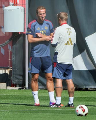 24.08.2026, FC Bayern Training, Fussball Muenchen, im Bild: Harry Kane (FC Bayern Muenchen) und Aaron Danks (FC Bayern Muenchen) im Gespraech *** August 24, 2026, FC Bayern Training, Soccer, Munich; pictured: Harry Kane of FC Bayern Munich and Aaron Danks of FC Bayern Munich in conversation