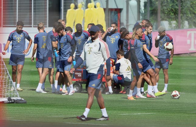 24.08.2026, FC Bayern Training, Fussball Muenchen, im Bild: Vincent Kompany (FC Bayern Muenchen) und. sein Team *** August 24, 2026, FC Bayern Training, Soccer, Munich; pictured: Vincent Kompany of FC Bayern Munich and his team