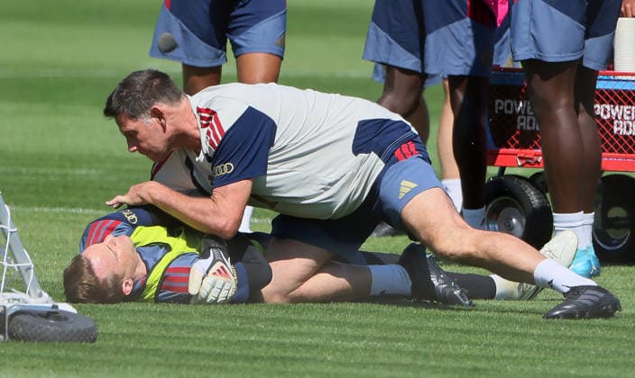 24.08.2026, FC Bayern Training, Fussball Muenchen, im Bild: Manuel Neuer (FC Bayern Muenchen) von Physio behandelt *** August 24, 2026, FC Bayern Training, Soccer, Munich; Pictured: Manuel Neuer of FC Bayern Munich being treated by a physical therapist