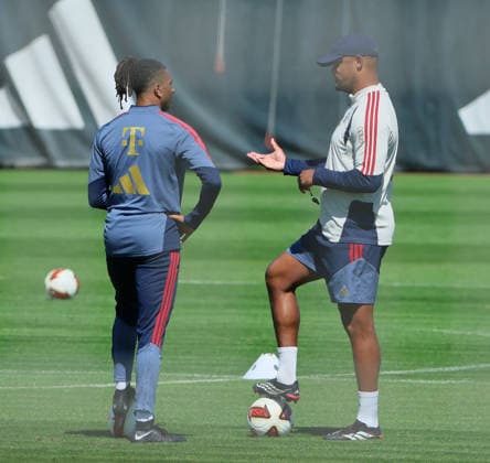 24.08.2026, FC Bayern Training, Fussball Muenchen, im Bild: Gespraech Bedarf zwischen Michael Olise (FC Bayern Muenchen) und Vincent Kompany (FC Bayern Muenchen) *** August 24, 2026, FC Bayern Training, Soccer, Munich; pictured: Michael Olise (FC Bayern Munich) and Vincent Kompany (FC Bayern Munich) in discussion