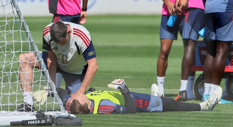 24.08.2026, FC Bayern Training, Fussball Muenchen, im Bild: Physio behandelt Manuel Neuer (FC Bayern Muenchen) an der Schulter *** August 24, 2026, FC Bayern Training, Soccer, Munich; pictured: A physical therapist treats Manuel Neuer of FC Bayern Munich s shoulder