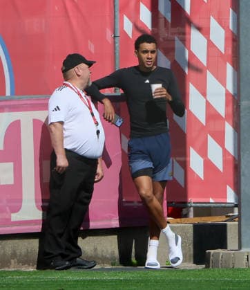 24.08.2026, FC Bayern Training, Fussball Muenchen, im Bild: Security mit Jamal Musiala (FC Bayern Muenchen) *** August 24, 2026, FC Bayern Training, Soccer, Munich, pictured: Security with Jamal Musiala, FC Bayern Munich