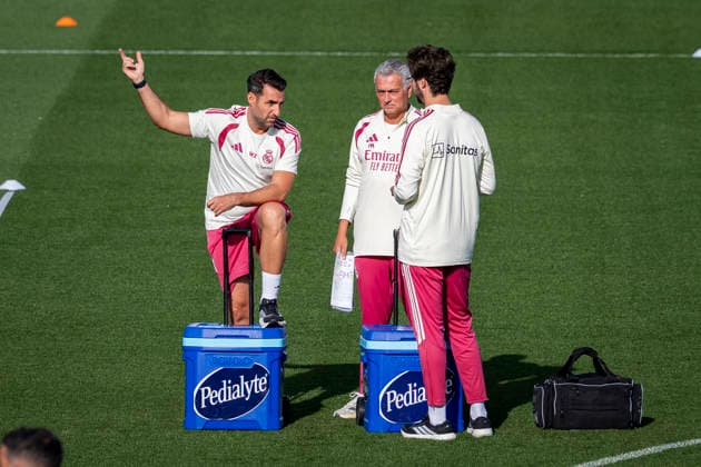 Real Madrid training session Jose Mourinho, head coach of Real Madrid CF, is seen with his collaborators during the training session ahead of their LaLiga EA Sports football match against Real Sociedad at Ciudad Real Madrid on August 25, 2026 in Madrid, Spain. Madrid Ciudad Real Madrid Madrid Spain Copyright: xAlbertoxGardinx AGardin_20260825_Foot_Rea_Mad_Tra_0014