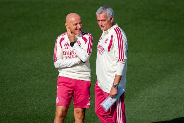 Real Madrid training session Jose Mourinho (R), head coach of Real Madrid CF, is seen talking with Antonio Pintus (L) during the training session ahead of their LaLiga EA Sports football match against Real Sociedad at Ciudad Real Madrid on August 25, 2026 in Madrid, Spain. Madrid Ciudad Real Madrid Madrid Spain Copyright: xAlbertoxGardinx AGardin_20260825_Foot_Rea_Mad_Tra_0038