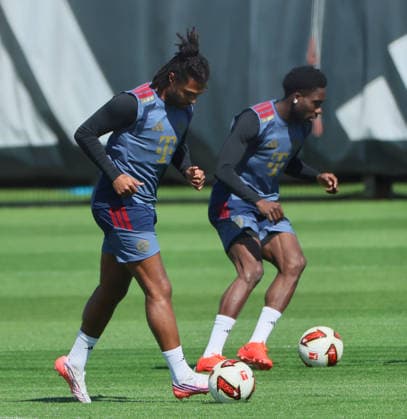 24.08.2026, FC Bayern Training, Fussball Muenchen, im Bild: Serge Gnabry (FC Bayern Muenchen) und Alphons Davies (FC Bayern Muenchen) *** August 24, 2026, FC Bayern Training, Soccer, Munich; pictured: Serge Gnabry of FC Bayern Munich and Alphons Davies of FC Bayern Munich