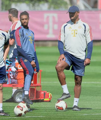 24.08.2026, FC Bayern Training, Fussball Muenchen, im Bild: Michael Olise (FC Bayern Muenchen) und Vincent Kompany (FC Bayern Muenchen) *** August 24, 2026, FC Bayern Training, Soccer, Munich; pictured: Michael Olise of FC Bayern Munich and Vincent Kompany of FC Bayern Munich