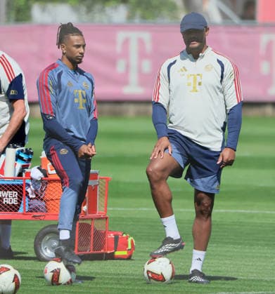 24.08.2026, FC Bayern Training, Fussball Muenchen, im Bild: Michael Olise (FC Bayern Muenchen) und Vincent Kompany (FC Bayern Muenchen) *** August 24, 2026, FC Bayern Training, Soccer, Munich; pictured: Michael Olise of FC Bayern Munich and Vincent Kompany of FC Bayern Munich