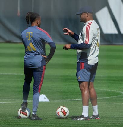 24.08.2026, FC Bayern Training, Fussball Muenchen, im Bild: Michael Olise (FC Bayern Muenchen) und Vincent Kompany (FC Bayern Muenchen) *** August 24, 2026, FC Bayern Training, Soccer, Munich; pictured: Michael Olise of FC Bayern Munich and Vincent Kompany of FC Bayern Munich