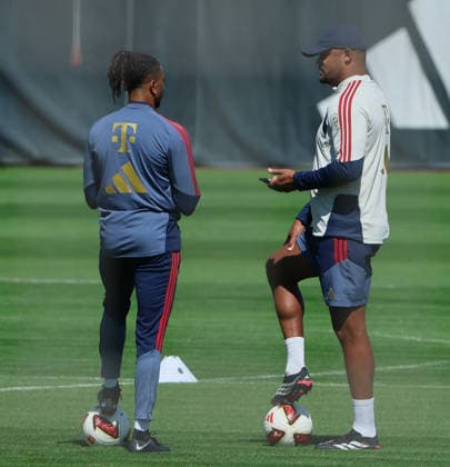 24.08.2026, FC Bayern Training, Fussball Muenchen, im Bild: Michael Olise (FC Bayern Muenchen) und Vincent Kompany (FC Bayern Muenchen) *** August 24, 2026, FC Bayern Training, Soccer, Munich; pictured: Michael Olise of FC Bayern Munich and Vincent Kompany of FC Bayern Munich