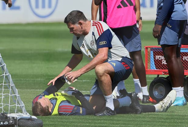 24.08.2026, FC Bayern Training, Fussball Muenchen, im Bild: Manuel Neuer (FC Bayern Muenchen) von Physio behandelt *** August 24, 2026, FC Bayern Training, Soccer, Munich; Pictured: Manuel Neuer of FC Bayern Munich being treated by a physical therapist