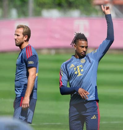 24.08.2026, FC Bayern Training, Fussball Muenchen, im Bild: Harry Kane (FC Bayern Muenchen) und Michael Olise (FC Bayern Muenchen) *** August 24, 2026, FC Bayern Training, Soccer, Munich; pictured: Harry Kane of FC Bayern Munich and Michael Olise of FC Bayern Munich