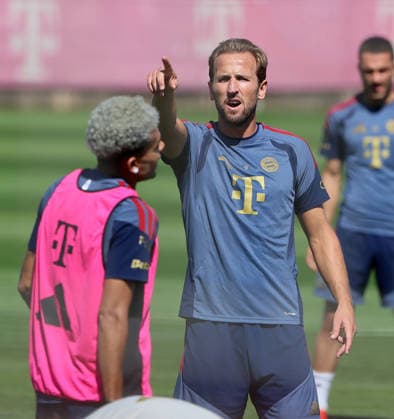 24.08.2026, FC Bayern Training, Fussball Muenchen, im Bild: Luis Diaz (FC Bayern Muenchen) und Harry Kane (FC Bayern Muenchen) *** August 24, 2026, FC Bayern Training, Soccer, Munich; pictured: Luis Díaz of FC Bayern Munich and Harry Kane of FC Bayern Munich